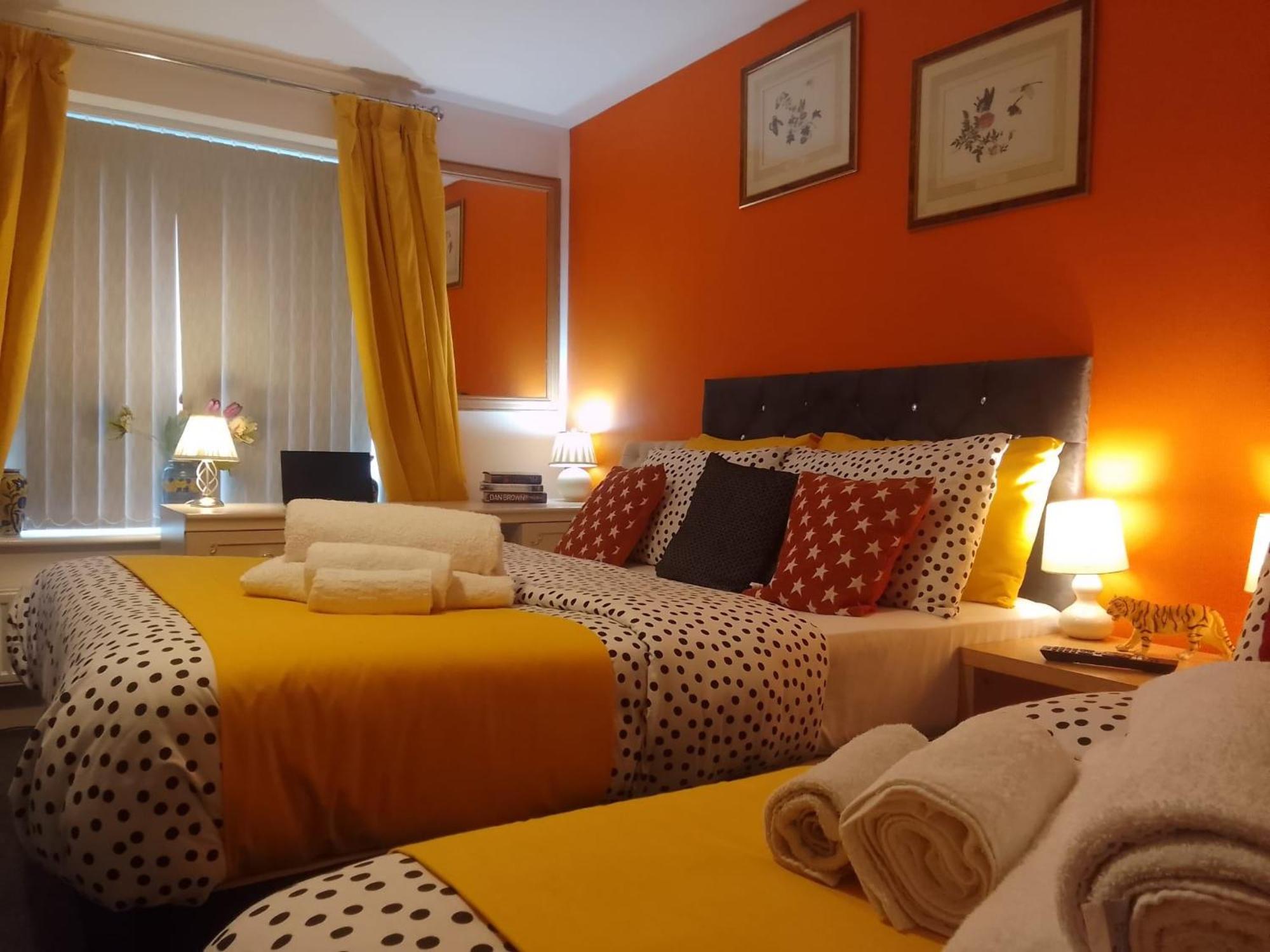Ideal Home & Cottage Inviting 4 Bedroom Apartments Walsall Eksteriør billede