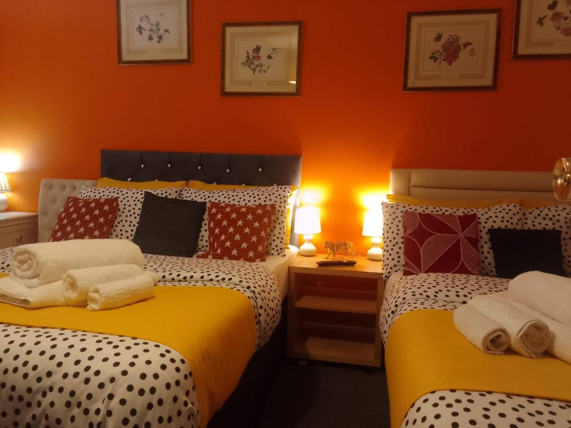 Ideal Home & Cottage Inviting 4 Bedroom Apartments Walsall Eksteriør billede